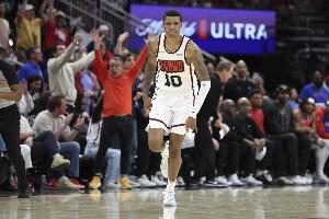 贾巴里-史密斯16投7中&三分10中4砍全队最高26分 另有5板1助 贾巴里-史密斯16投7中&三分10中4砍全队最高26分 另有5板1助