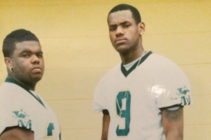 青春年少!詹姆斯转发与高中队友身穿橄榄球队服合照 青春年少!詹姆斯转发与高中队友身穿橄榄球队服合照