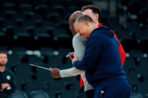 氛围太好了!快船官推晒训练照:全员面带笑容 小卡两次上镜 氛围太好了!快船官推晒训练照:全员面带笑容 小卡两次上镜