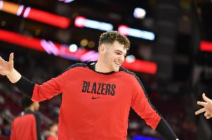 拓记:克林根今晚打得很棒 19分钟两双 就罚球差点意思 拓记:克林根今晚打得很棒 19分钟两双 就罚球差点意思