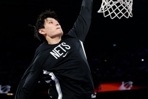 媒体人:小曾身高&技术难在NBA立足 顶级黑人锋线实在是太多了 媒体人:小曾身高&技术难在NBA立足 顶级黑人锋线实在是太多了