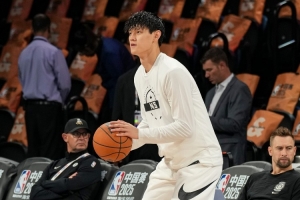 网媒:曾凡博发展联盟签约权转移至长岛篮网 第3个双向名额仍空缺 网媒:曾凡博发展联盟签约权转移至长岛篮网 第3个双向名额仍空缺