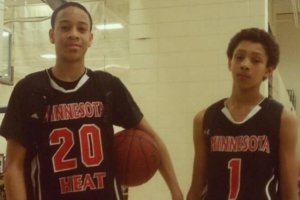 雄鹿晒科菲&希姆斯现在和过去合影：儿时的队友再相聚