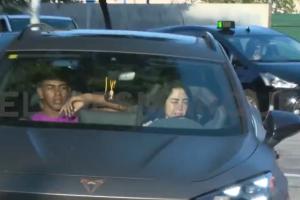 🤣刚满18还在学驾照!女友今日开车送亚马尔去巴萨训练 🤣刚满18还在学驾照!女友今日开车送亚马尔去巴萨训练