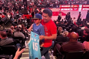 CBA元素!一位球迷拿着杨瀚森青岛队球衣观战开拓者vs勇士 CBA元素!一位球迷拿着杨瀚森青岛队球衣观战开拓者vs勇士