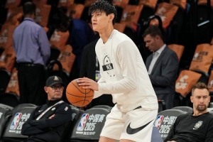 媒体人:中国赛不让小曾上已经算“侮辱”了 回来好好练提升实力 媒体人:中国赛不让小曾上已经算“侮辱”了 回来好好练提升实力