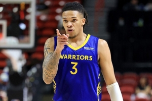 科尔:理查德知道如何打球&防守积极且能进三分 常规赛会给他时间 科尔:理查德知道如何打球&防守积极且能进三分 常规赛会给他时间