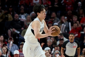 媒体人:杨瀚森首节后2分钟喘不过来了 讲真我觉得应该要减重 媒体人:杨瀚森首节后2分钟喘不过来了 讲真我觉得应该要减重