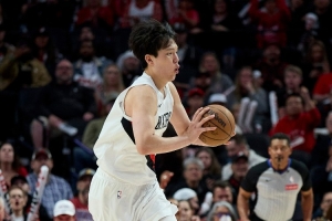 如何改进杨瀚森在空位接不到球?比卢普斯:我会让他更多组织进攻 如何改进杨瀚森在空位接不到球?比卢普斯:我会让他更多组织进攻