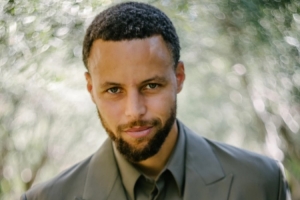 穿上一身帅气西装!库里拍摄杂志写真 雪茄配美酒雅痞风拉满 穿上一身帅气西装!库里拍摄杂志写真 雪茄配美酒雅痞风拉满