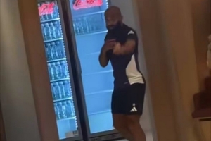 气氛搞起来!姆伯莫在卡灵顿基地唱跳RAP 气氛搞起来!姆伯莫在卡灵顿基地唱跳RAP