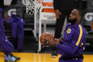 文胖:考虑到詹姆斯休赛期言论 若湖人开局不理想他也非不可交易 文胖:考虑到詹姆斯休赛期言论 若湖人开局不理想他也非不可交易