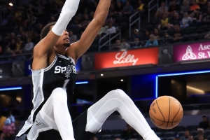 尚帕尼谈文班身高:我和所有人说他7尺5 他好像又长高了一些 尚帕尼谈文班身高:我和所有人说他7尺5 他好像又长高了一些