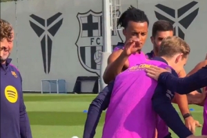 🎉巴萨球员在训练课列队用拍头礼祝贺德容续约、费尔明伤愈归队 🎉巴萨球员在训练课列队用拍头礼祝贺德容续约、费尔明伤愈归队