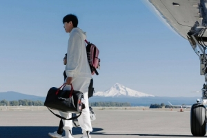 开拓者前往犹他客场登机照 杨瀚森依然背着粉色小书包 开拓者前往犹他客场登机照 杨瀚森依然背着粉色小书包