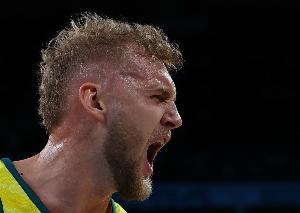 开发新武器!兰代尔三分5投4中 轰下12分3篮板1盖帽 开发新武器!兰代尔三分5投4中 轰下12分3篮板1盖帽