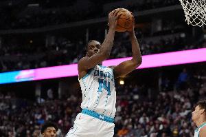 真是太能抢了!迪亚巴特狂抢9个前场板 7投6中&罚球8中6拿到18分 真是太能抢了!迪亚巴特狂抢9个前场板 7投6中&罚球8中6拿到18分