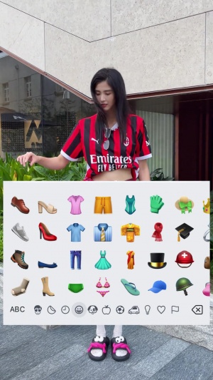 这身穿搭如何?赵丽娜穿米兰球衣搭配黑色短裙,上演emoji换装 这身穿搭如何?赵丽娜穿米兰球衣搭配黑色短裙,上演emoji换装