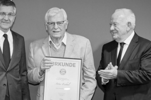 95岁荣誉会员菲希特尔离世,拜仁官方发文悼念 95岁荣誉会员菲希特尔离世,拜仁官方发文悼念