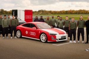 拜仁队员挑选奥迪新赛季电动、混动官方用车,参观了F1项目 拜仁队员挑选奥迪新赛季电动、混动官方用车,参观了F1项目