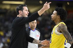 有一点铁!尼克-史密斯半场出场10分钟 5中1拿到3分1板1助 有一点铁!尼克-史密斯半场出场10分钟 5中1拿到3分1板1助