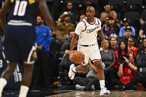 还得是老船长掌舵!保罗半场9助攻另有3分1板1断 正负值+25 还得是老船长掌舵!保罗半场9助攻另有3分1板1断 正负值+25