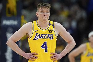 怎么又没准星了?克内克特上半场三分5中1 拿到4分4篮板4助攻 怎么又没准星了?克内克特上半场三分5中1 拿到4分4篮板4助攻