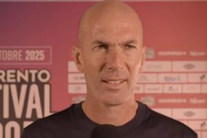 齐达内评完美球员:自己的左右脚和视野、头球,C罗/大罗进球能力 齐达内评完美球员:自己的左右脚和视野、头球,C罗/大罗进球能力