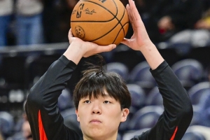 季前赛三分10中4!杨瀚森:NBA需要有三分能力把对方内线拉出来 季前赛三分10中4!杨瀚森:NBA需要有三分能力把对方内线拉出来