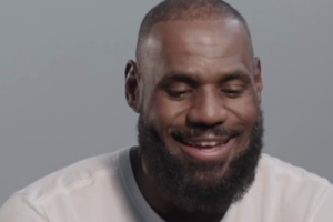 詹姆斯开球星卡花絮:开到了克莱和自己 仿佛回到了童年 这太酷了 詹姆斯开球星卡花絮:开到了克莱和自己 仿佛回到了童年 这太酷了