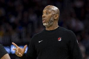 霍勒迪:我感觉老了 有人问我是否和比卢普斯对位过&我说是的 霍勒迪:我感觉老了 有人问我是否和比卢普斯对位过&我说是的