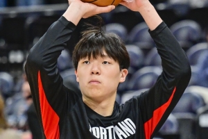 小杨下场后落泪问题不大 开拓者下属球队的GM助理杰特很看好他 小杨下场后落泪问题不大 开拓者下属球队的GM助理杰特很看好他