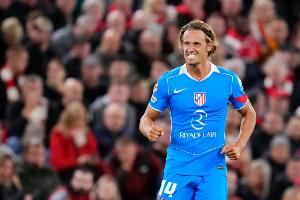 略伦特佩戴黄色镜片眼镜,眼科专家:未有证据表明蓝光对眼睛有害 略伦特佩戴黄色镜片眼镜,眼科专家:未有证据表明蓝光对眼睛有害