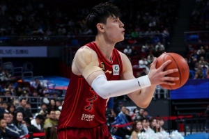 训练师:曾凡博第一反应左手、身高高有投射能力 让人觉得很难得 训练师:曾凡博第一反应左手、身高高有投射能力 让人觉得很难得