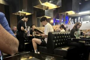 杨瀚森与女友外出就餐&翻译哥坐对面 网友打趣:千万瓦电灯泡😂 杨瀚森与女友外出就餐&翻译哥坐对面 网友打趣:千万瓦电灯泡😂