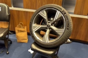 又塞爆米花又被卸轮胎!博纳因不听恩比德的话 被队友整蛊 又塞爆米花又被卸轮胎!博纳因不听恩比德的话 被队友整蛊