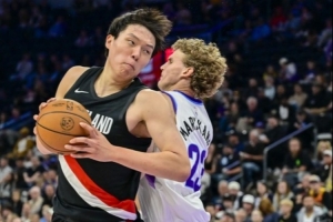 媒体人:小杨最大的问题是在对抗方面 开拓者本想让他上场多表现 媒体人:小杨最大的问题是在对抗方面 开拓者本想让他上场多表现