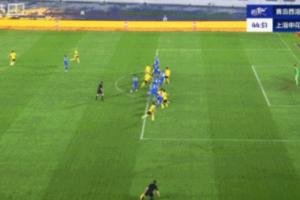 真没越位啊!张呈栋暴怒原因:球队任意球配合,边裁第一时间举旗 真没越位啊!张呈栋暴怒原因:球队任意球配合,边裁第一时间举旗