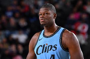 爵士官方:球队已经裁掉了中锋班巴 以及布拉德肖和伊斯特二世 爵士官方:球队已经裁掉了中锋班巴 以及布拉德肖和伊斯特二世