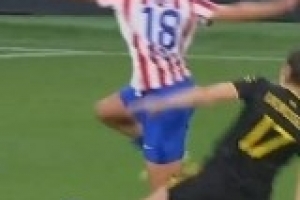 这球红牌?曼联女足欧冠铲球染红!球迷吐槽“史上最糟糕红牌” 这球红牌?曼联女足欧冠铲球染红!球迷吐槽“史上最糟糕红牌”