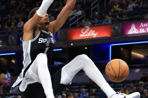 如常!文班半场攻防亮眼但失误略多 6中4拿11分8板2帽另4失误 如常!文班半场攻防亮眼但失误略多 6中4拿11分8板2帽另4失误