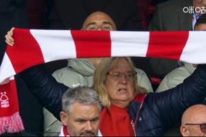 🤣看光头识人!马雷斯卡看台上观战,被球迷的围巾把脸挡住了 🤣看光头识人!马雷斯卡看台上观战,被球迷的围巾把脸挡住了