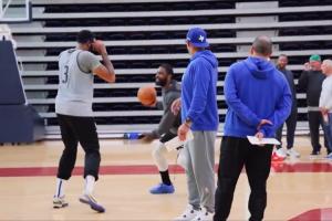 别闹伤还没好呢😂!欧文训练时想和浓眉单挑 被基德及时制止 别闹伤还没好呢😂!欧文训练时想和浓眉单挑 被基德及时制止