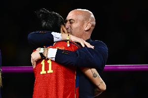 深陷“强吻门”!西媒:西足协前主席鲁比亚莱斯将出书讲述该事件 深陷“强吻门”!西媒:西足协前主席鲁比亚莱斯将出书讲述该事件