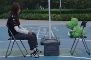 抽象美女汽车主播模仿詹姆斯“决定2” 曾在直播中模仿蔡徐坤出圈