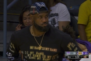 记者:詹姆斯在替补席上坐立不安 他向空中抛球暂停时还起来运球 记者:詹姆斯在替补席上坐立不安 他向空中抛球暂停时还起来运球