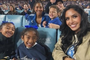 晋级世界大赛!瓦妮莎带俩娃与坎迪斯-帕克一同观看道奇队比赛 晋级世界大赛!瓦妮莎带俩娃与坎迪斯-帕克一同观看道奇队比赛