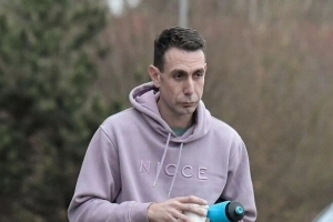 承认制作儿童不雅视频后,前英超名哨库特被指控试图引诱男裁判 承认制作儿童不雅视频后,前英超名哨库特被指控试图引诱男裁判