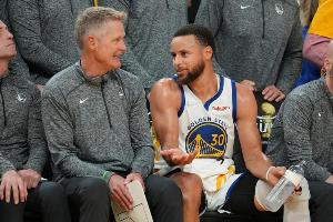 科尔2016年圣诞赛后公开批评库里 事后亲自上门和库里道歉 科尔2016年圣诞赛后公开批评库里 事后亲自上门和库里道歉