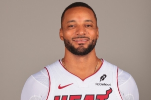 能攻能传!鲍威尔出战25分钟 13投8中砍下23分6助攻 能攻能传!鲍威尔出战25分钟 13投8中砍下23分6助攻